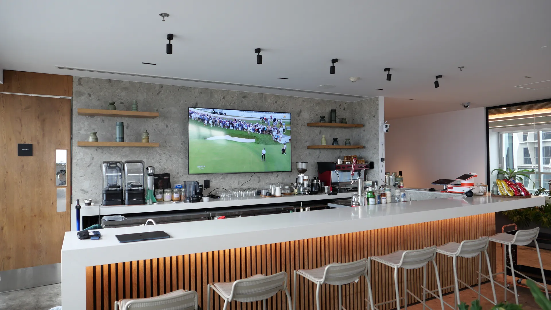 Social room con servicio de cafetería y pantallas
